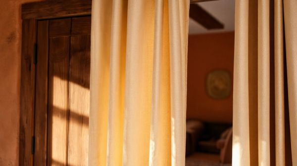 Top avantages d'un rideau isolant pour une porte en bois